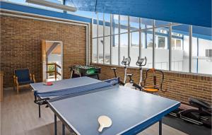 Pusat kecergasan dan/atau kemudahan kecergasan di 1 Bedroom Lovely Apartment In Nexø +8 gambar