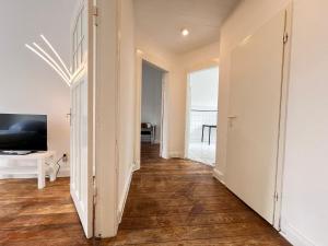 an empty hallway with a view of a living room at Zentrale Monteurwohnung Neumünster mit Küche & WLAN in Neumünster