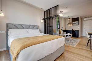 Postel nebo postele na pokoji v ubytování Palm Suites