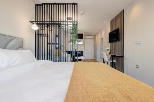 Postel nebo postele na pokoji v ubytování Palm Suites
