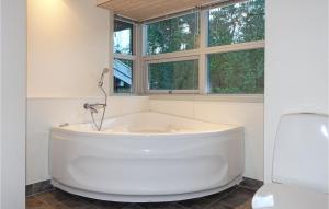 Φωτογραφία από το άλμπουμ του 3 Bedroom Beautiful Home In Nexø σε Vester Sømarken