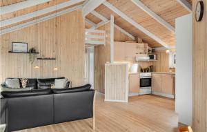 Una sala de estar con un sofá y una cocina. en 3 Bedroom Awesome Home In Hejls, en Hejls