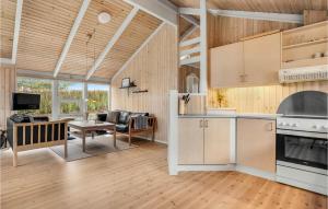 Una cocina y una sala de estar con un sofá y una mesa. en 3 Bedroom Awesome Home In Hejls, en Hejls