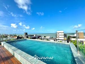 een zwembad op het dak van een gebouw bij Ozean Home Service - Jardim Oceania in Tambaú