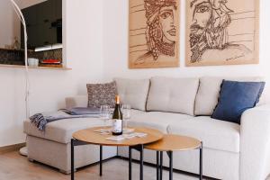 カリーニにあるCasa Carini Alpiniの白いソファとテーブルのあるリビングルーム