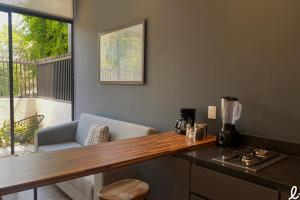 eine Küche mit einer Theke mit einer Kaffeemaschine darauf in der Unterkunft Lapso At Alarcón in Guadalajara