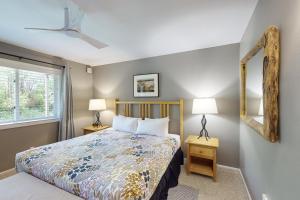 una camera da letto con un letto, due lampade e una finestra di 2404 Pitchfork a Jackson