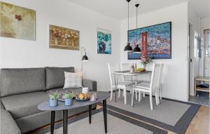 阿灵厄Awesome Apartment In Allinge With Wifi的带沙发和桌子的客厅