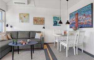 阿灵厄Awesome Apartment In Allinge With Wifi的带沙发和桌子的客厅