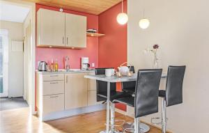 アリンエにあるStunning Apartment In Allinge With Wifiの部屋にテーブルと椅子のあるキッチン