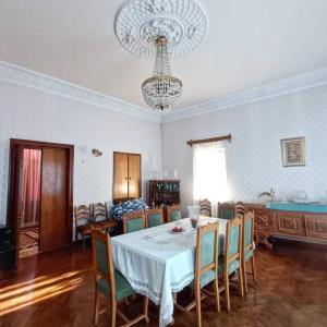 TV a/nebo společenská místnost v ubytování Stone House