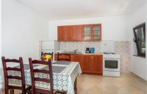 Kuchyň nebo kuchyňský kout v ubytování Nice Apartment In Jurandvor With Wifi