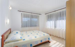 Postel nebo postele na pokoji v ubytování Nice Apartment In Jurandvor With Wifi