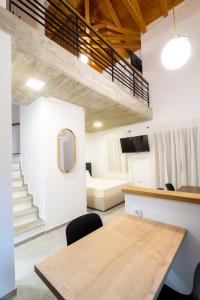 TV a/nebo společenská místnost v ubytování ΕΠΟΣ hotel
