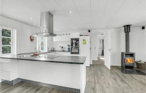 Η κουζίνα ή μικρή κουζίνα στο Awesome Home In Væggerløse With Kitchen