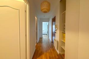 a hallway with a room with a hallway at Flexliving - room - Hillairet in Paris