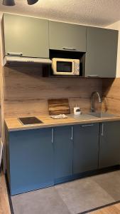 een keuken met een spoelbak en een magnetron bij STUDIO DENT DU CROCODILE, AIGUILLE du MIDI, BALCON, PARKING in Chamonix-Mont-Blanc