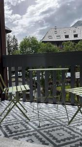 een zwarte bank met een tafel op een terras bij STUDIO DENT DU CROCODILE, AIGUILLE du MIDI, BALCON, PARKING in Chamonix-Mont-Blanc