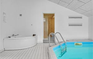 Piscina de la sau aproape de Stunning Home In Juelsminde With Wifi