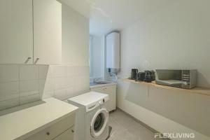 une cuisine blanche avec une machine à laver à l'intérieur dans l'établissement Flexliving - Room - Henri Sellier - Suresnes 92, à Suresnes
