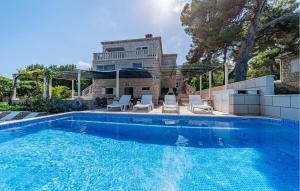 basen z krzesłami i domkiem w obiekcie Apartment Koludrt Bb Croatia w mieście Lumbarda +37 zdjęć