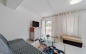 salon z kanapą i szklanym stołem w obiekcie Apartment Koludrt Bb Croatia w mieście Lumbarda