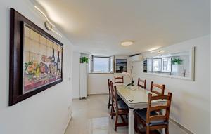 kuchnia i jadalnia ze stołem i krzesłami w obiekcie Apartment Koludrt Bb Croatia w mieście Lumbarda
