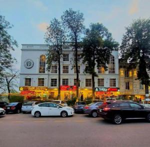 イスラマバードにあるThree Trees Hotelの白い大きな建物
