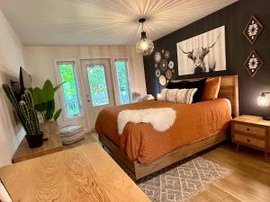 Ένα ή περισσότερα κρεβάτια σε δωμάτιο στο Le Rétro Shack à Mont-Tremblant