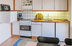 Η κουζίνα ή μικρή κουζίνα στο Lovely Apartment In Gudhjem With Wifi