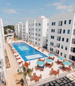 an overhead view of a pool and chairs and buildings at Hospedaje y Alojamiento Familiar in Coveñas