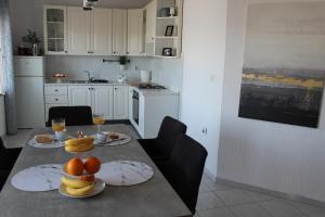 Kuchyň nebo kuchyňský kout v ubytování Apartman's M4 Stay by the Sea Kali