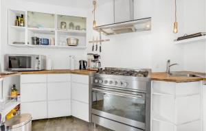 Η κουζίνα ή μικρή κουζίνα στο Stunning Apartment In Højer With Wifi