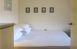 Postel nebo postele na pokoji v ubytování 2 Bedroom Awesome Apartment In Allinge