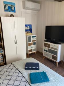 una camera con letto, TV e cassettiera di F3 hyper centre vieille ville coeur historique d'Ajaccio ad Ajaccio