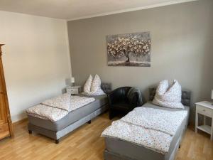 Una habitación con dos camas y un cuadro en la pared. en Gästewohnung am Stadtpark, en Meerane