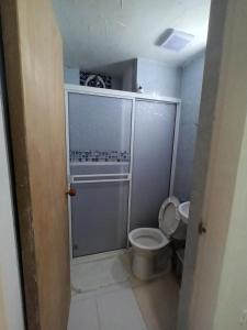 a small bathroom with a toilet and a shower at Confortable y Central Habitación a 1 cuadra de la playa in San Andrés +16 photos