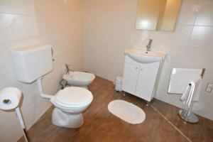 Koupelna v ubytování Klimatisierte Wohnung in Tar mit gemeinschaftlichem Pool, Garten und Grill