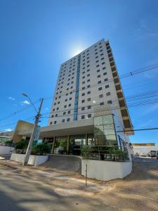 un gran edificio blanco en una calle en Stay Inn Hotel, en Imperatriz