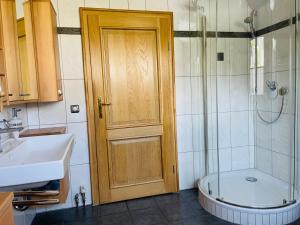 Bilik mandi di Moderne Ferienwohnung mit Sonnenbalkon in Fretter +21 gambar