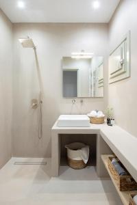 Ένα μπάνιο στο Themis Homes