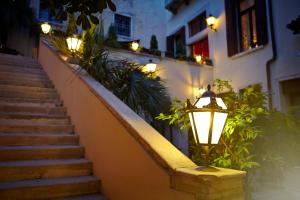 ヴェネツィアにあるPalazzo Paruta & Wellness Suitesの階段付きの建物前の通り灯