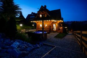 Vonkajšia záhrada v ubytovaní Góralska Chatka 2 Highland Cottage - Split AC, Jacuzzi, Sauna, Private parking, Mountains View, Garden, Zakopane