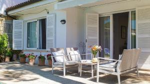 a group of chairs and a table on a patio at Landhaus mit Garten, Sonnenterrasse sowie überdachter Terrasse und Pool in Strandnähe in Cala Ratjada