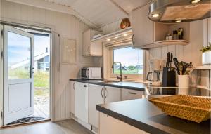 Kuchyň nebo kuchyňský kout v ubytování Holiday Home Bjerregårdsvej Vi