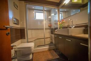 Koupelna v ubytování Volos Lux Apartment + 10 fotografií