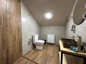 A bathroom at Hotel Mountime Kazbegi