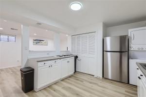 Η κουζίνα ή μικρή κουζίνα στο 15-mins from DIA, Remodeled, Cozy Downstairs Unit