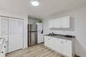 Η κουζίνα ή μικρή κουζίνα στο 15-mins from DIA, Remodeled, Cozy Downstairs Unit