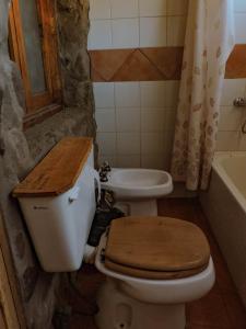 a bathroom with a toilet and a sink at Refugio Inka in Los Molles